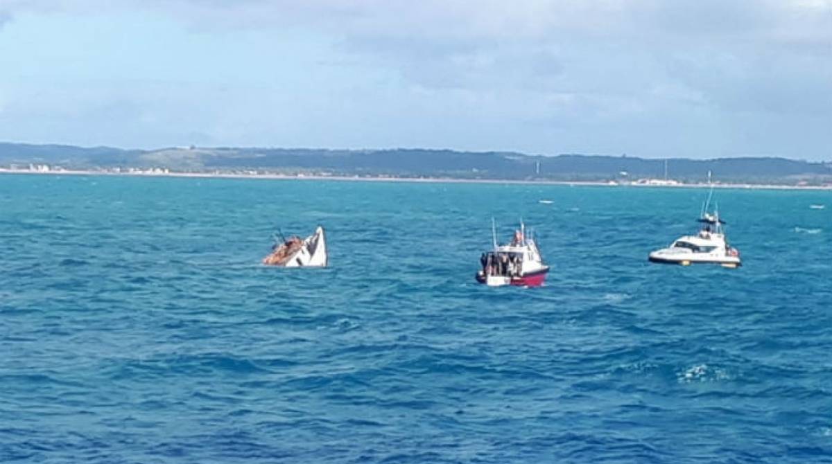 Embarcações, a uma profundidade de 27 metros, estão na Área de Proteção Ambiental (APA) Costa dos Corais, em Tamandaré, no litoral pernambucano - divulgação