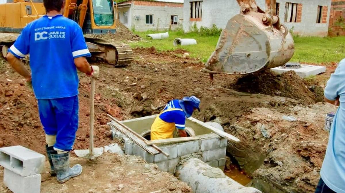 Funcionários realizam serviços de drenagem, assentamento de meio-fio e construção de ralos de escoamento de água na Rua Urussaí