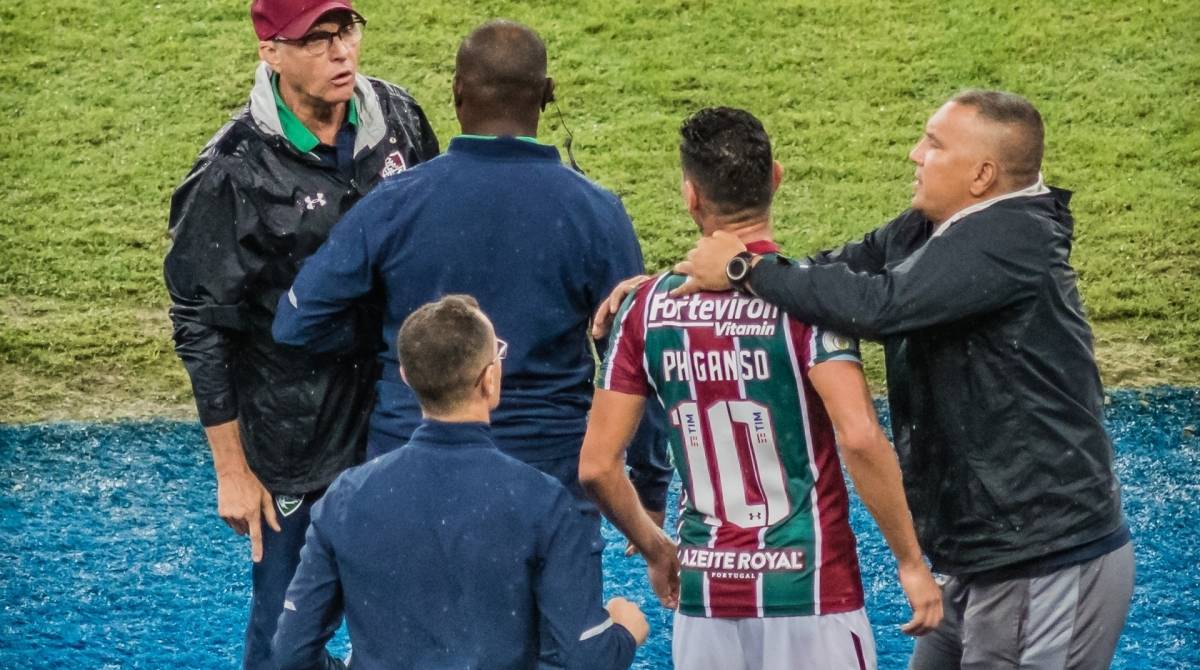 Oswaldo (E) e Ganso são contidos durante a discussão que aconteceu após a substituição do meia - MAGA JR/O FOTOGRÁFICO/ ESTADÃO CONTEÚDO