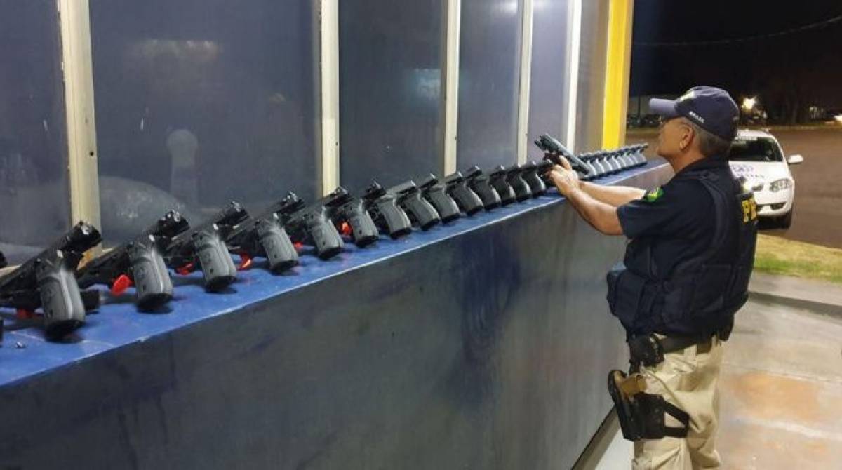 Do total de armas apreendidas, 20 são de fabricação argentina e as demais de origem turca - Divulgação Polícia Rodoviária Federal