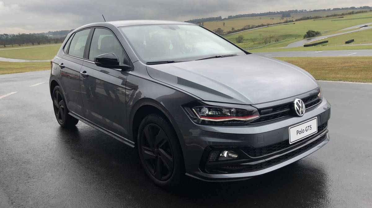 O design externo se diferencia pelos emblemas, escape, rodas, farol e grade dianteira