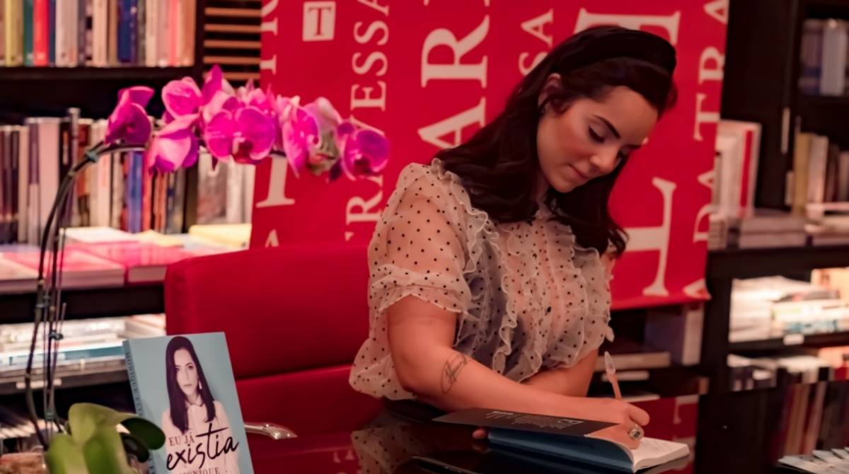 Monique Elias em lançamento do livro 'Eu Já Existia'