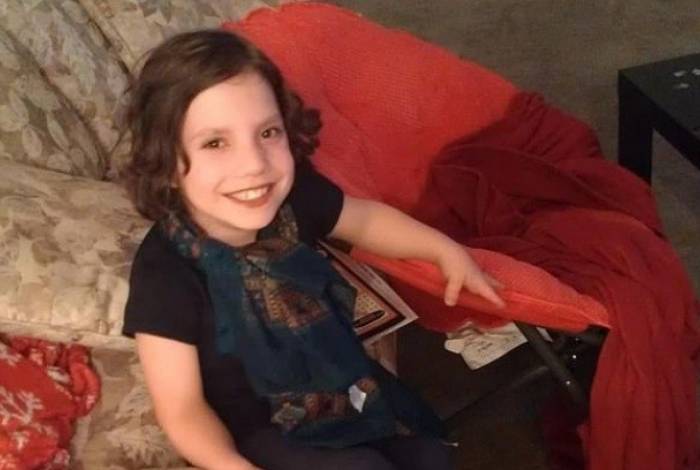 Casal que abandonou filha adotiva diz que criança era 'anã homicida'