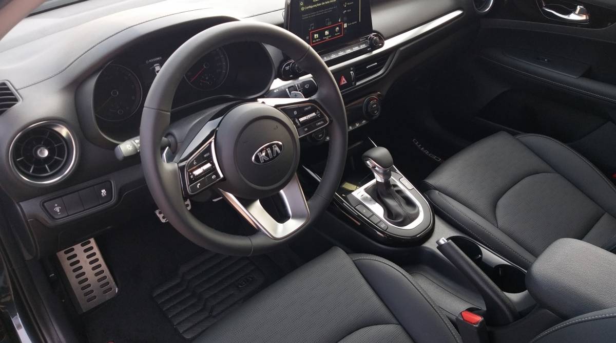 Interior do modelo ficou mais tecnológico graças a central multimídia de oito polegadas, com função de espelhamento via Android Auto e Apple Car Play, navegador GPS e fconexão via Bluetooth