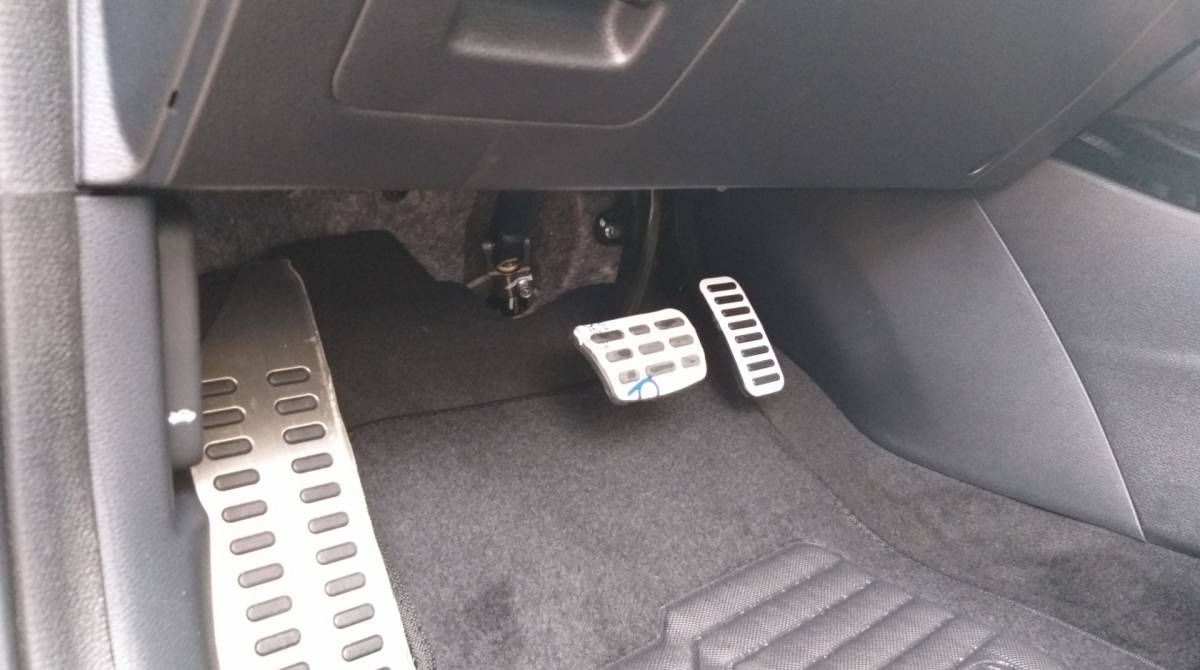 Pegada esportiva da versão é reforçada com pedaleiras e apoio de pé em aço escovado