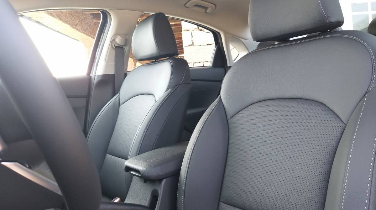 Padronagem de bancos do Cerato 2.0 tem mais apoio para as pernas e costas