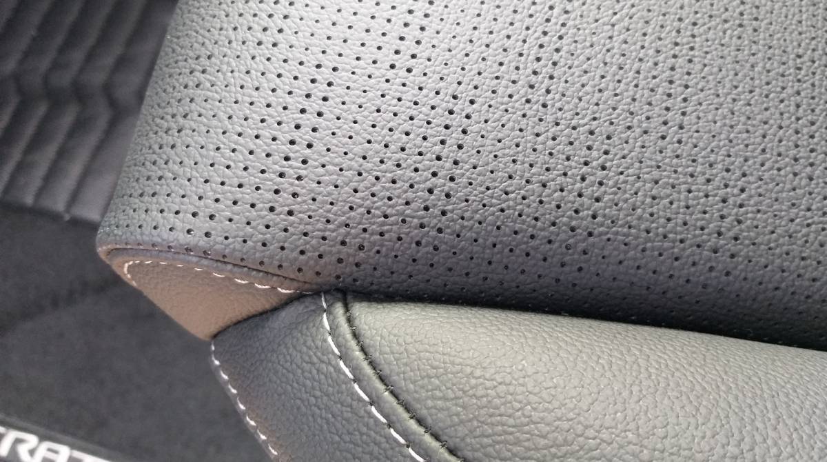 Versão EX conta com assentos com revestimento em couro e costuras em branco