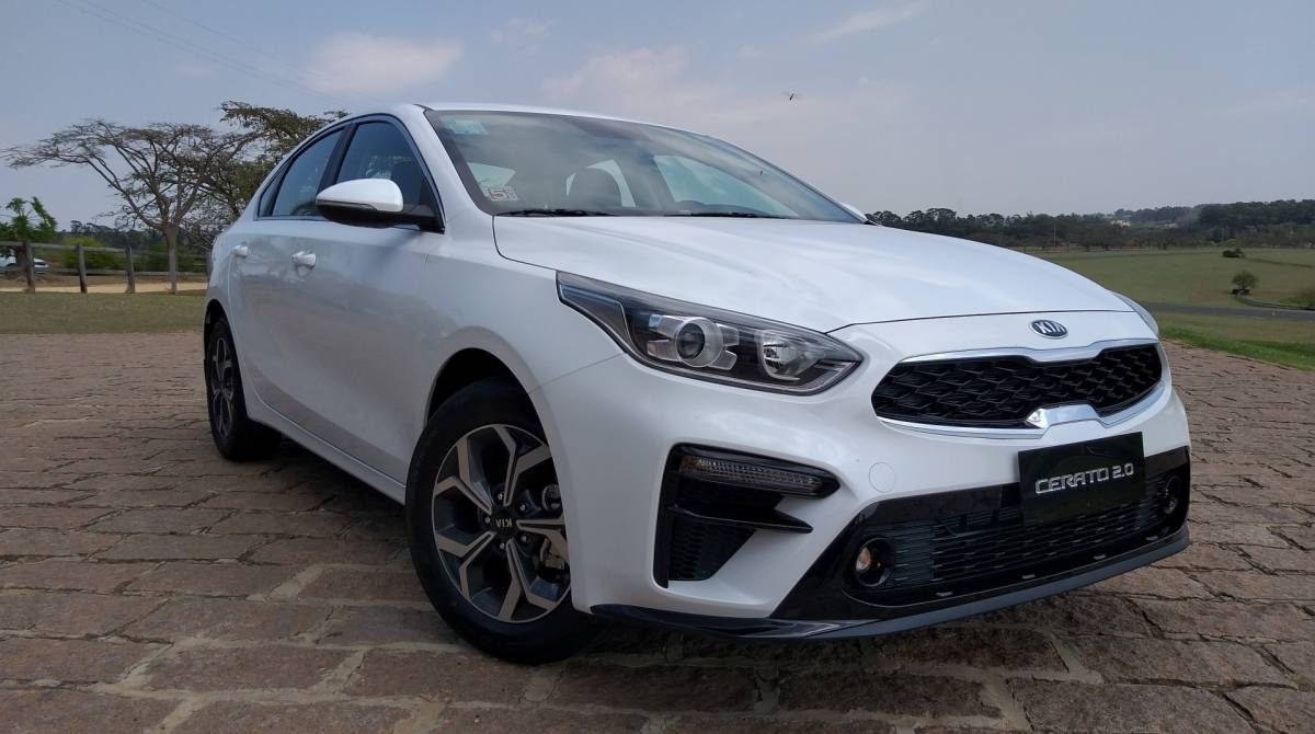 A dianteira do novo Cerato ficou mais esportiva graças à adoção de elementos do fastback Stinger
- Lucas Cardoso