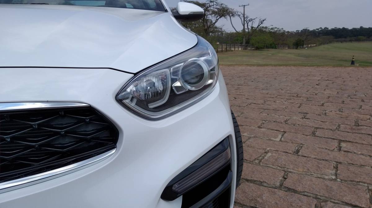 O conjunto de iluminação dianteiro usa projetores tradicionais e assinatura em LED, com quatro pontos em 'X'. Luz diurna e setas ficam na parte inferior do para-choque