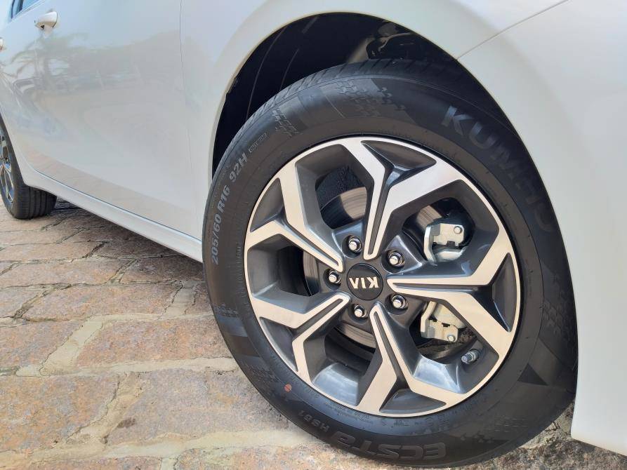 As rodas de liga leve 16 polegadas do Cerato com perfil alto e design exclusivo,