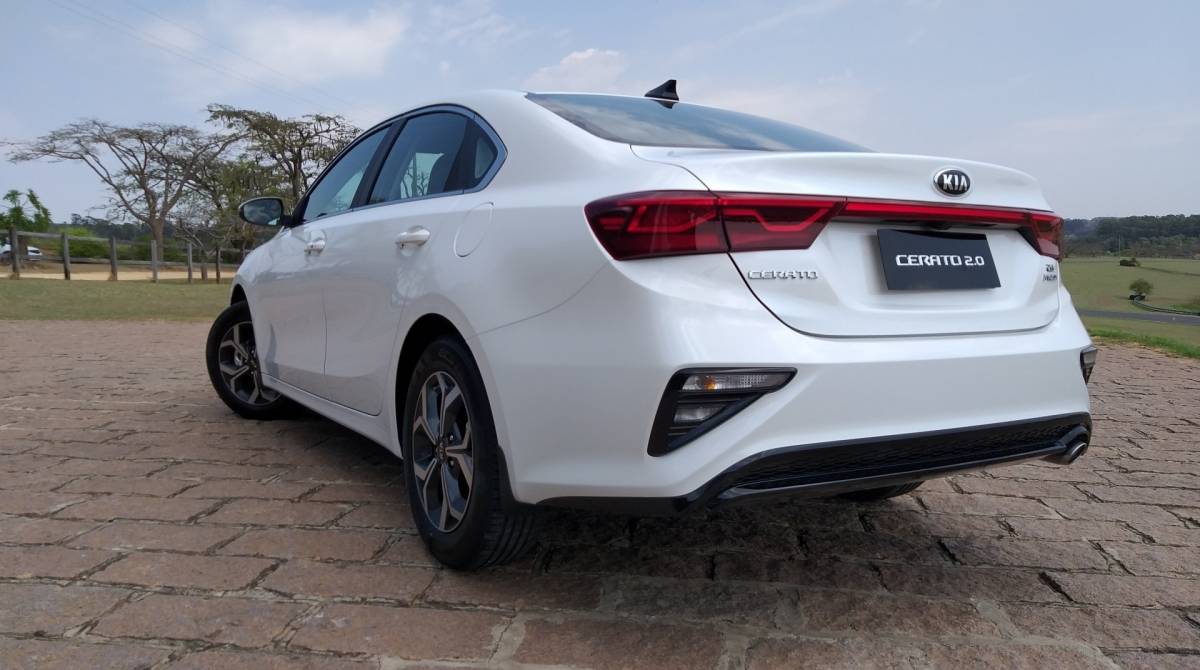 Versão EX conta com lanterna traseira em LED e, assim como no conjunto dianteiro, setas e luz de ré estão instaladas no para-choque