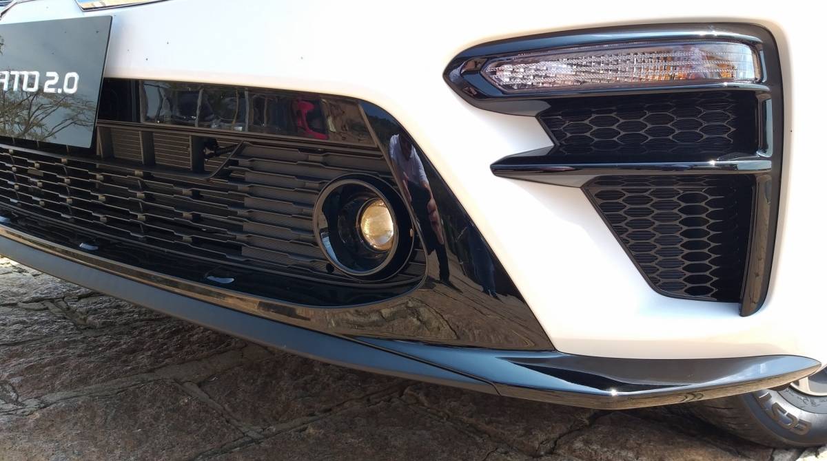 Acabamento em black piano no para-choque dianteiro foi inspirado no esportivo Stinger