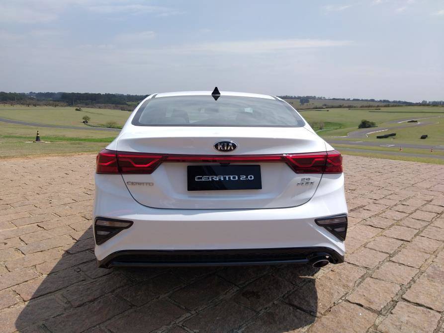 Novo visual do Cerato remete ao irmão mais caro e potente Stinger