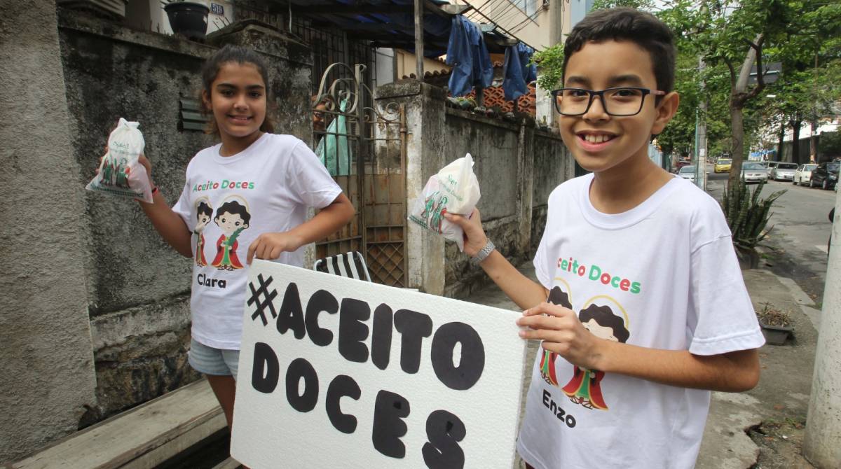 Clara e Enzo exibem cartaz pelas ruas da Zona Norte pedindo doces - Estefan Radovicz 