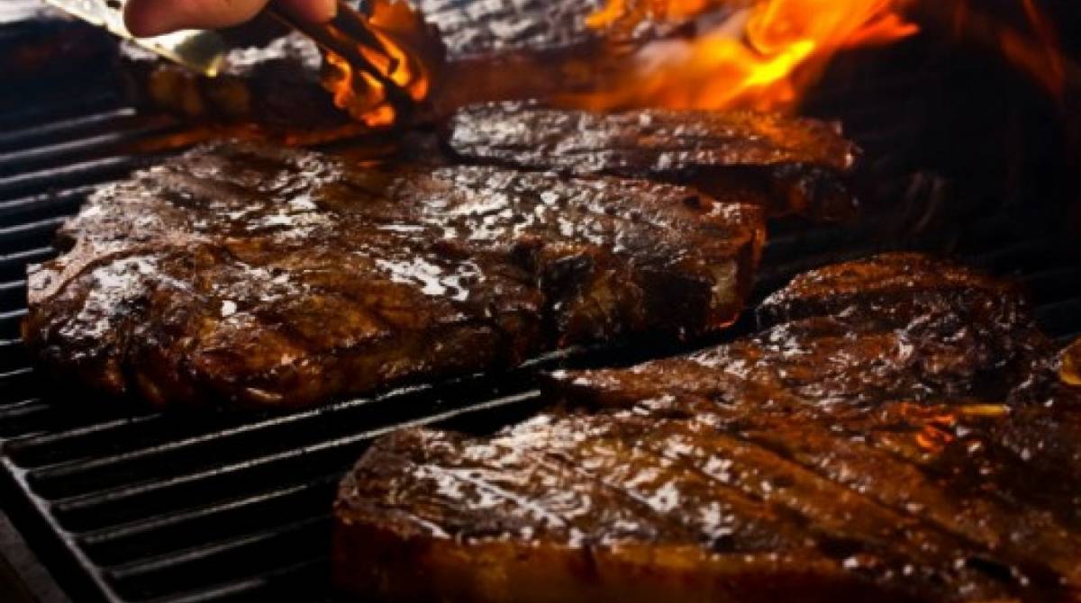 Na segunda-feira é comemorado o dia do churrasqueiro - Reprodução