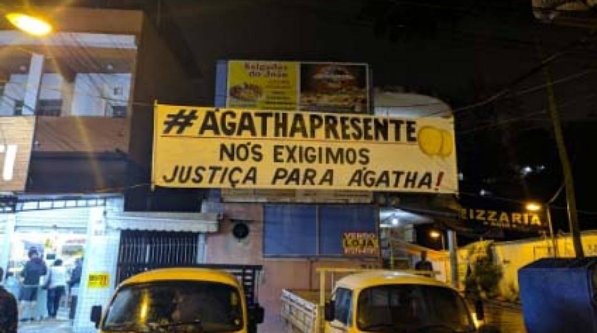 Faixas foram espalhadas pelo Alem&atilde;o - Reprodução / Internet