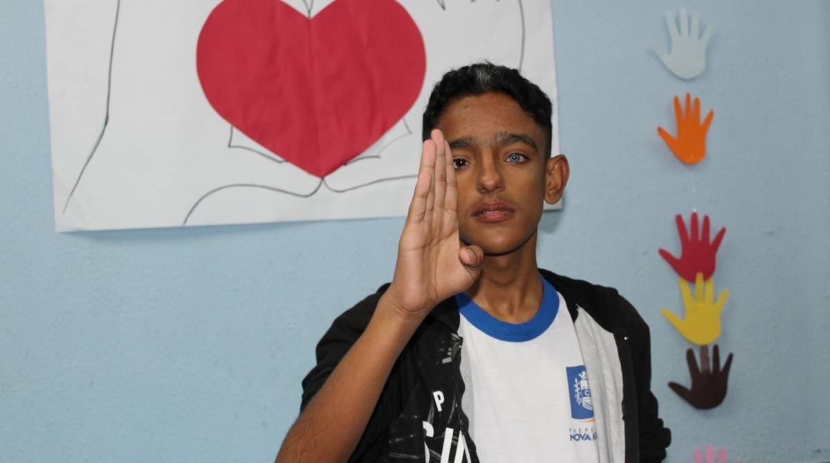 Com a ajuda de uma intérprete, o estudante José Carlos de Barros Neto afirmou que as pessoas surdas não devem ser desprezadas