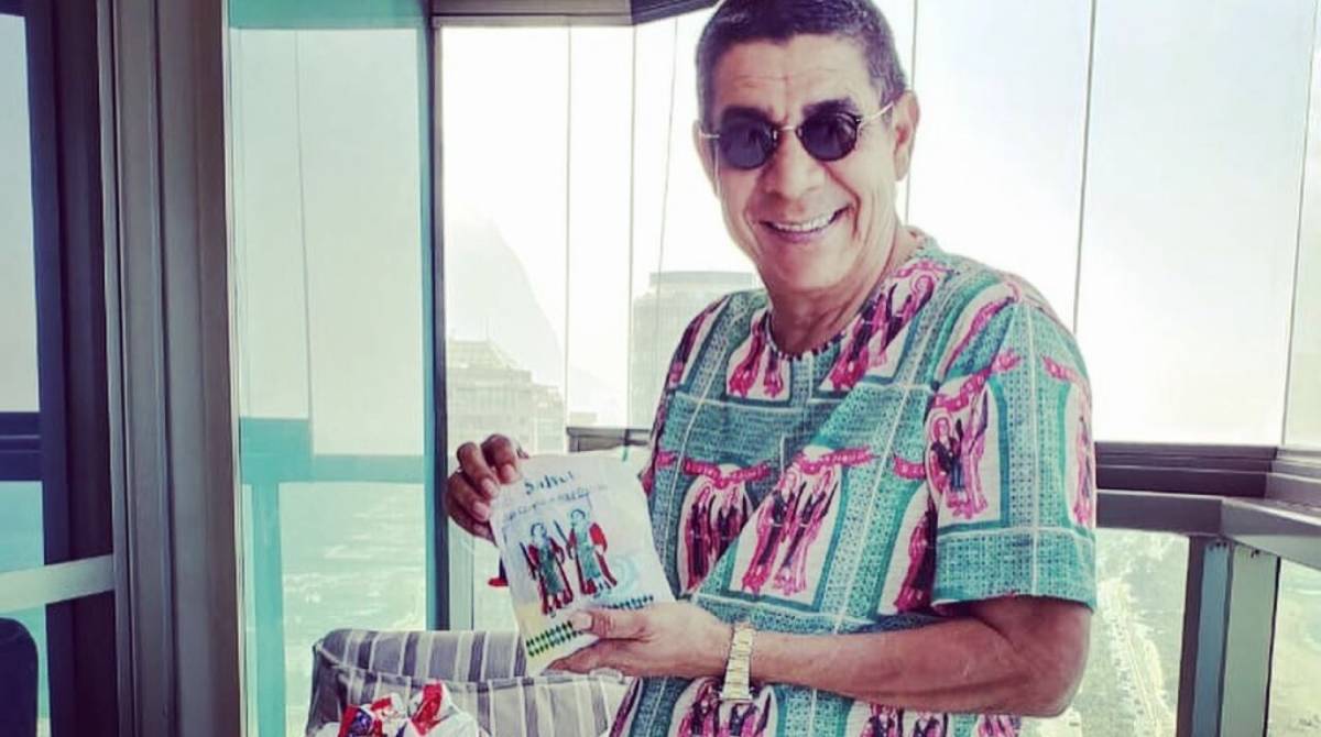 Zeca Pagodinho entrega lanches de Cosme e Damião em Xerém