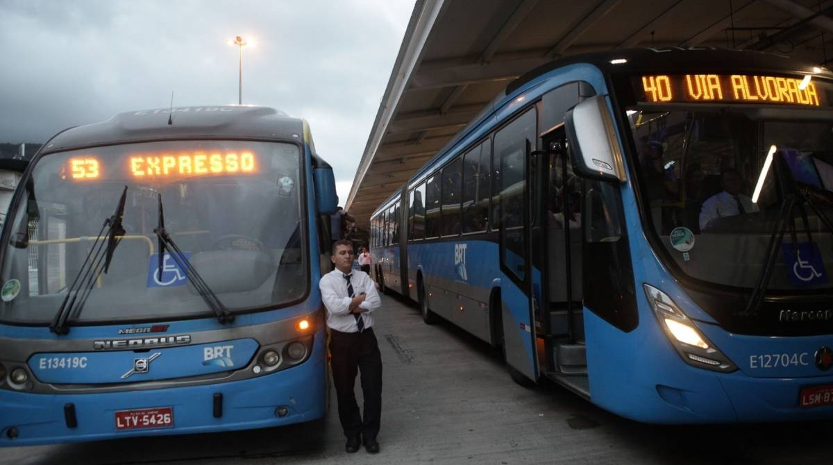 Rio, 27/09/2019 - Passageiros do BRT interditam pista e impedem circulacao do onibus para o Rock in Rio. Terminal Jardim Oceanico. Barra da Tijuca, zona oeste do Rio. Foto: Ricardo Cassiano/Agencia O Dia - Ricardo Cassiano/Agencia O Dia