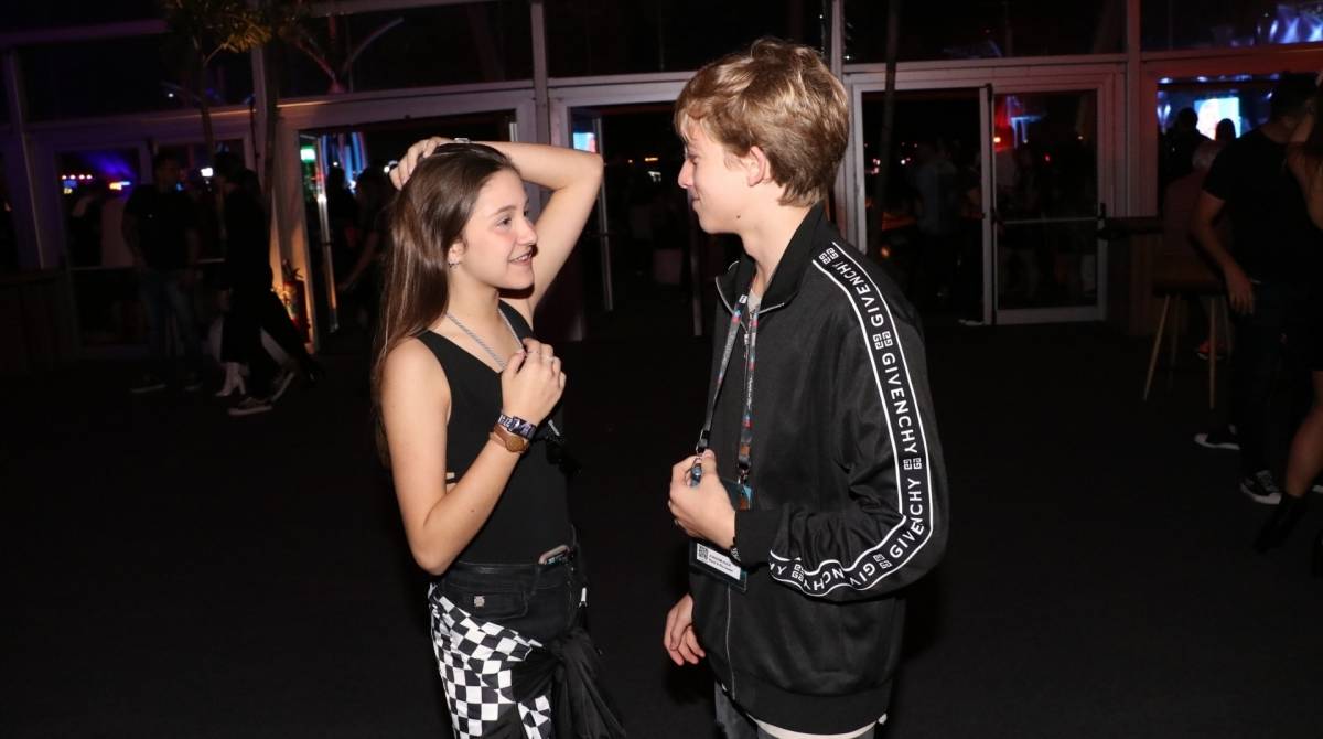 Joaquim Huck, filho de Luciano Huck, vai ao Rock in Rio acompanhado por suposta namorada