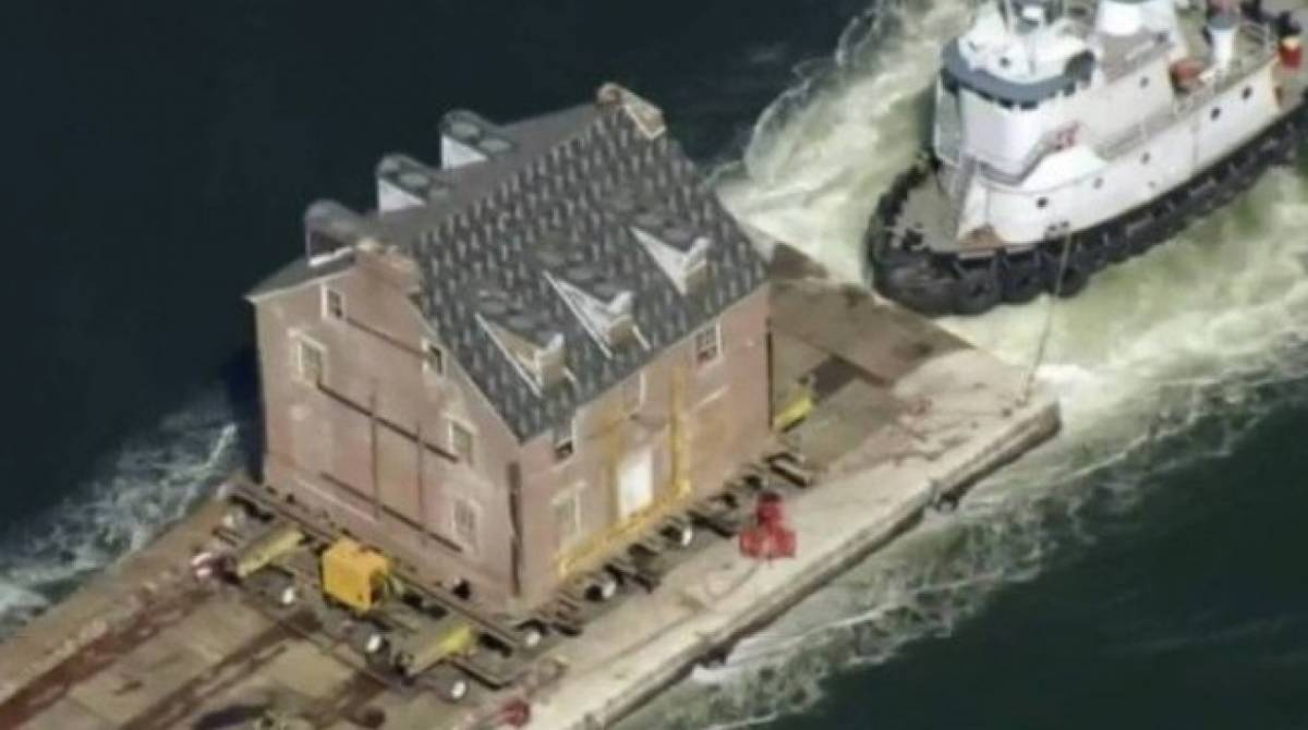 Mansão foi transportada por um trecho de aproximadamente 80km - Reprodução