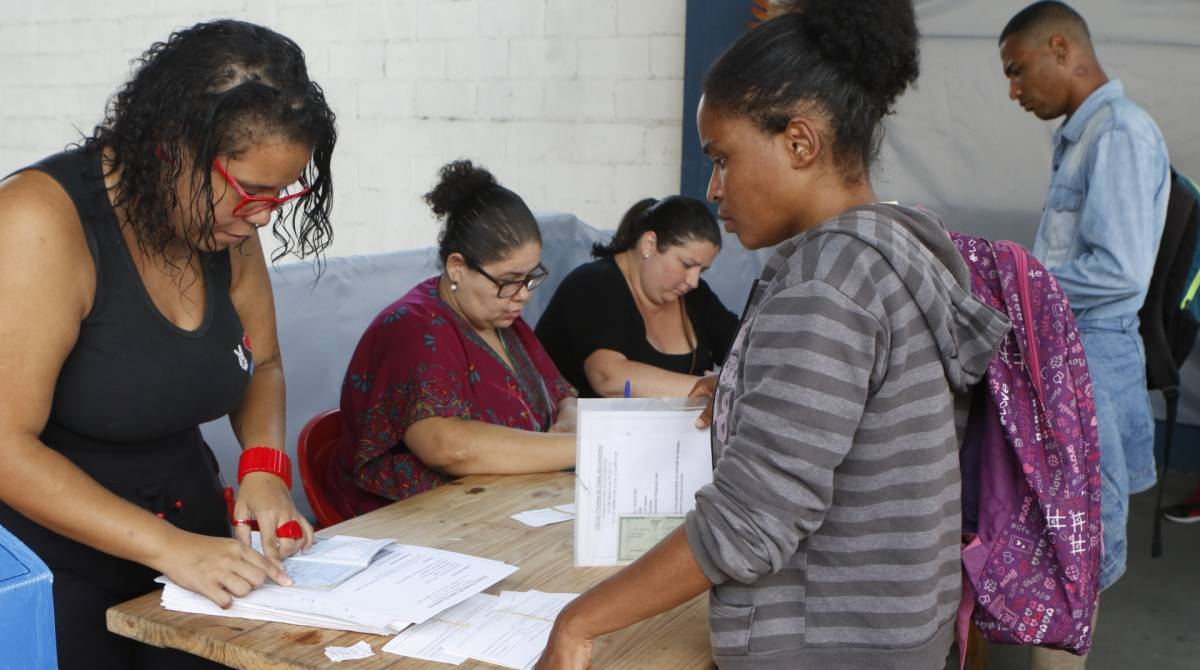 Fila de emprego no Engenho de Dentro, na Zona Norte do Rio. - Reginaldo Pimenta / Agencia O Dia