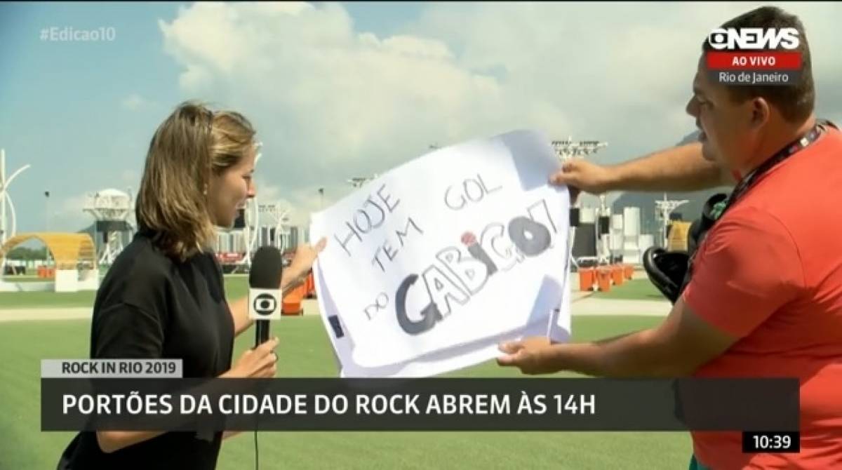 Repórter exibe cartaz escrito 'hoje tem gol do Gabigol' - Reprodução