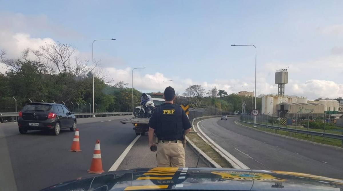 Motocicleta com mais de R$ 8 mil em multas é apreendida na Ponte Rio-Niterói - Divulgação 
