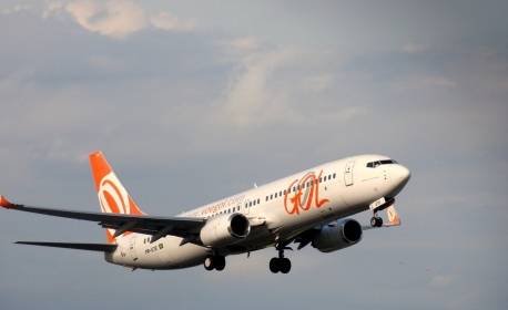 Passagens aéreas não devem subir após fusão de empresas, diz ministro