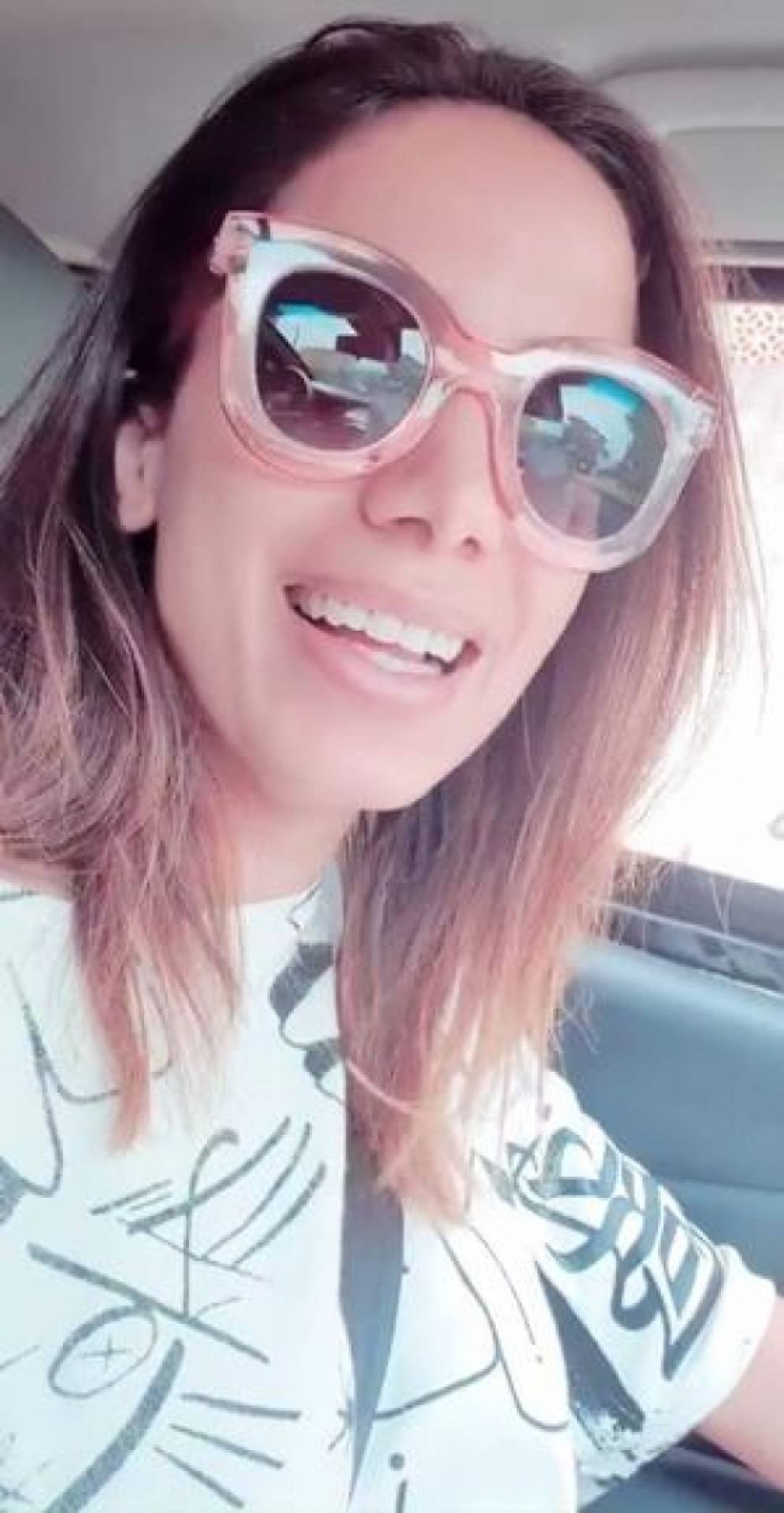 Anitta causa alvoroço ao distribuir doce em Honório Gurgel
