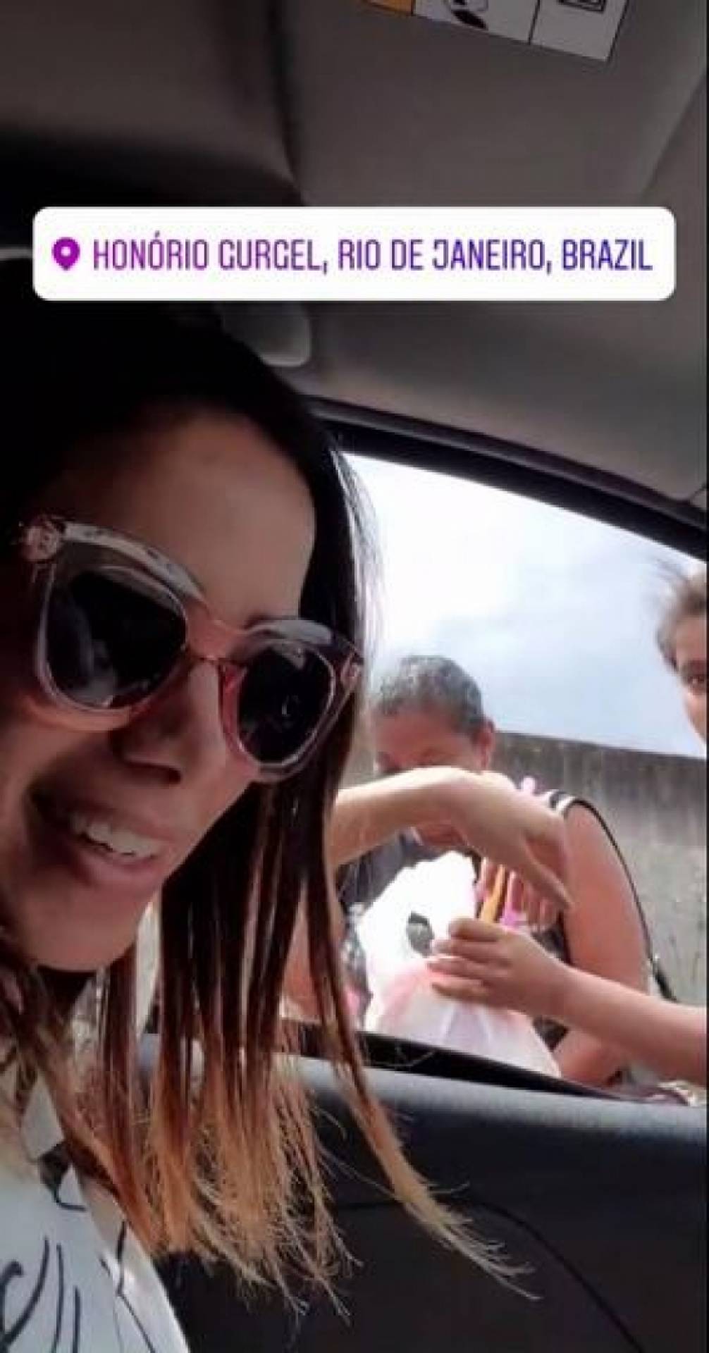 Anitta causa alvoroço ao distribuir doce em Honório Gurgel