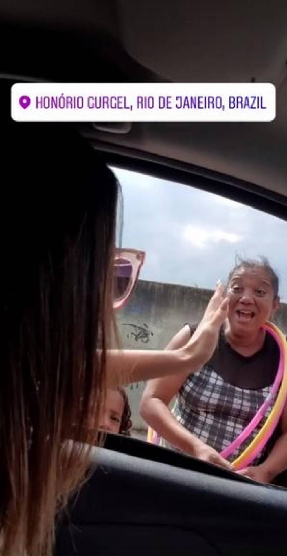 Anitta causa alvoroço ao distribuir doce em Honório Gurgel