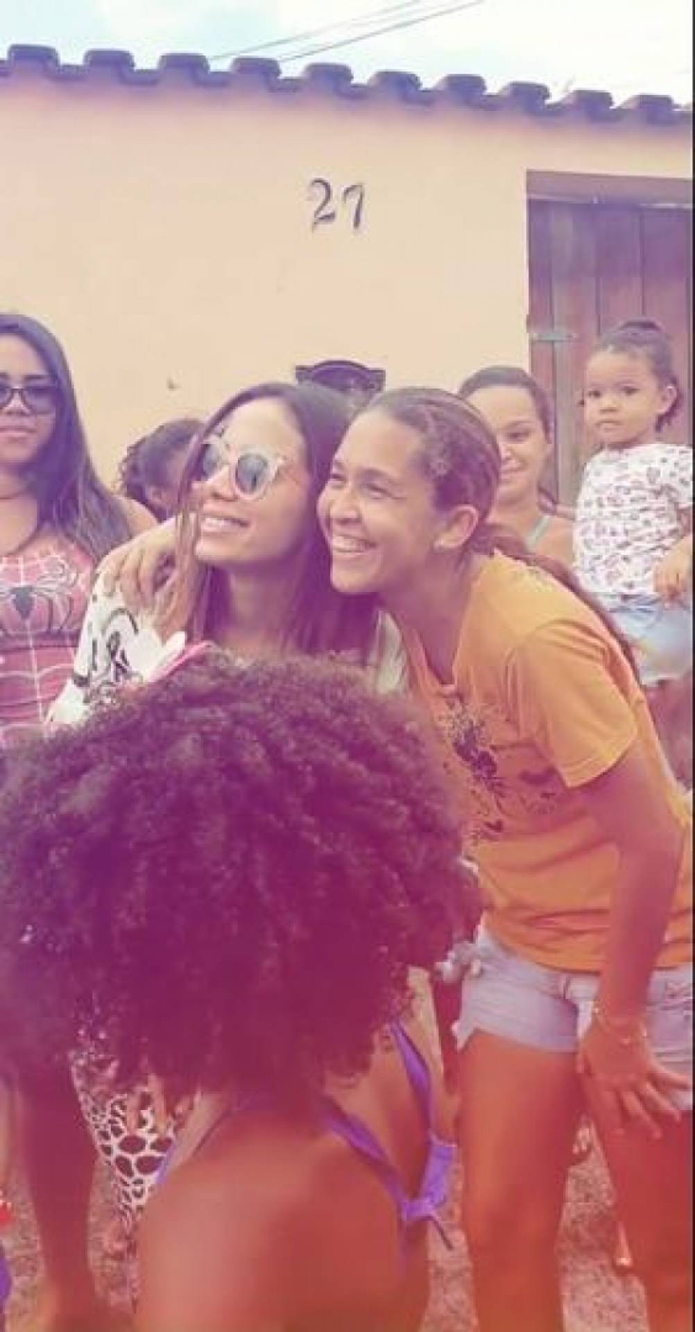 Anitta causa alvoroço ao distribuir doce em Honório Gurgel - Reprodução Instagram