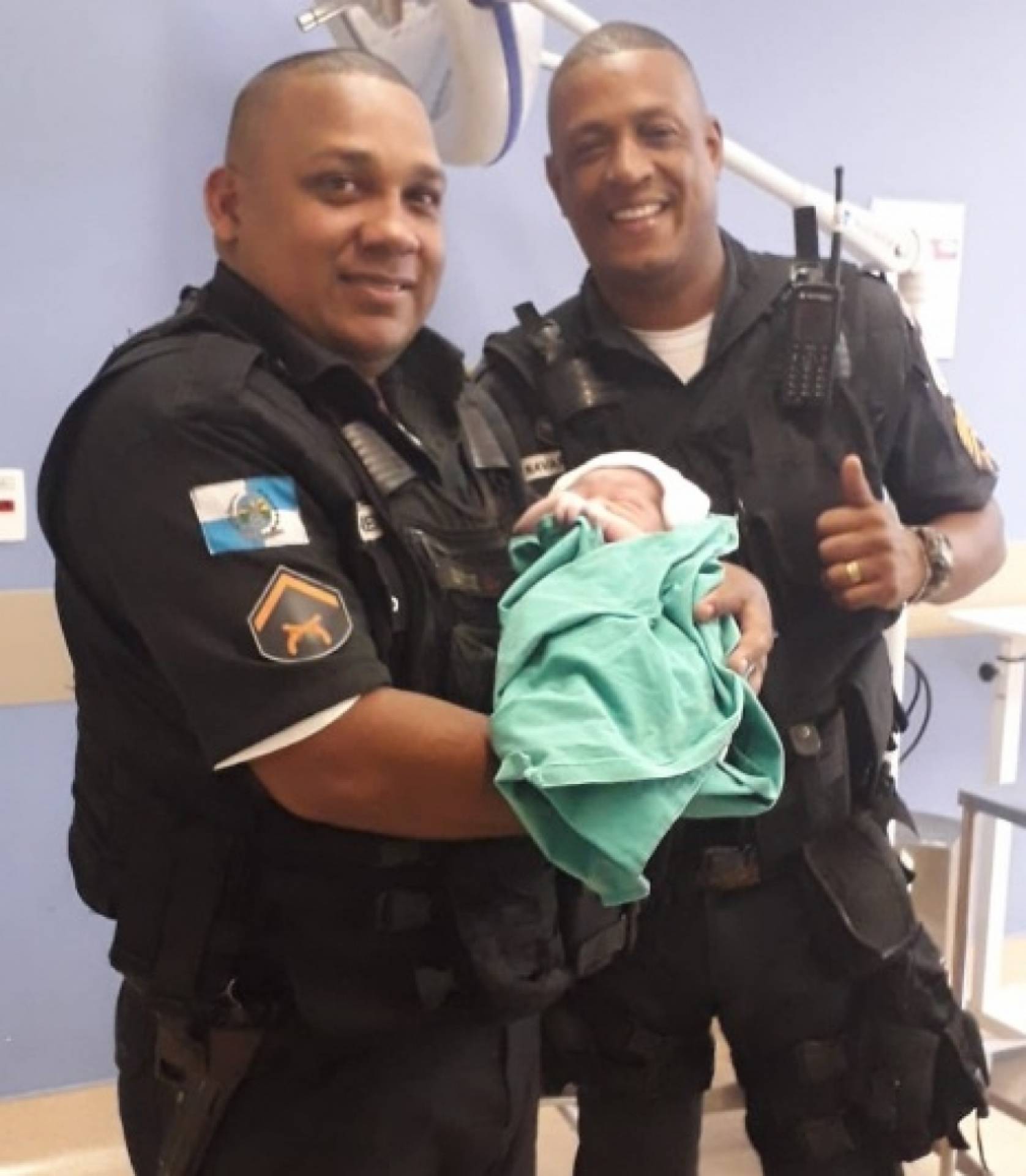 PMs que ajudaram no trabalho de parte de mulher na Zona Norte - Polícia Militar / Divulgação 