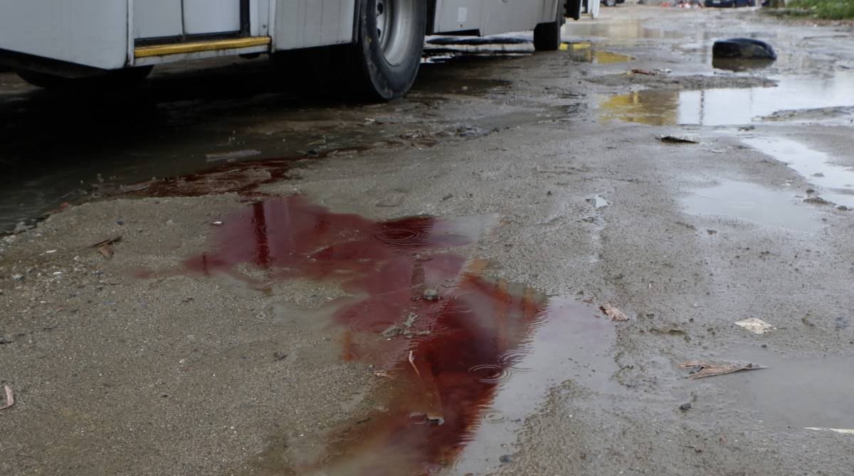 Rio de Janeiro - RJ - 28/09/2019 - Chacina na Baixada Fluminense - Varios corpos foram encontrados na manha de hoje em Miguel Couto, Nova Iguaçu, Baixada Fluminense - Na foto, rastro de sangue em um dos locais onde corpos foram encontrados, segundo informaçoes de moradores, tres corpos teriam sido deixados em uma antiga garagem de onibus - foto: Reginaldo Pimenta / Agencia O Dia