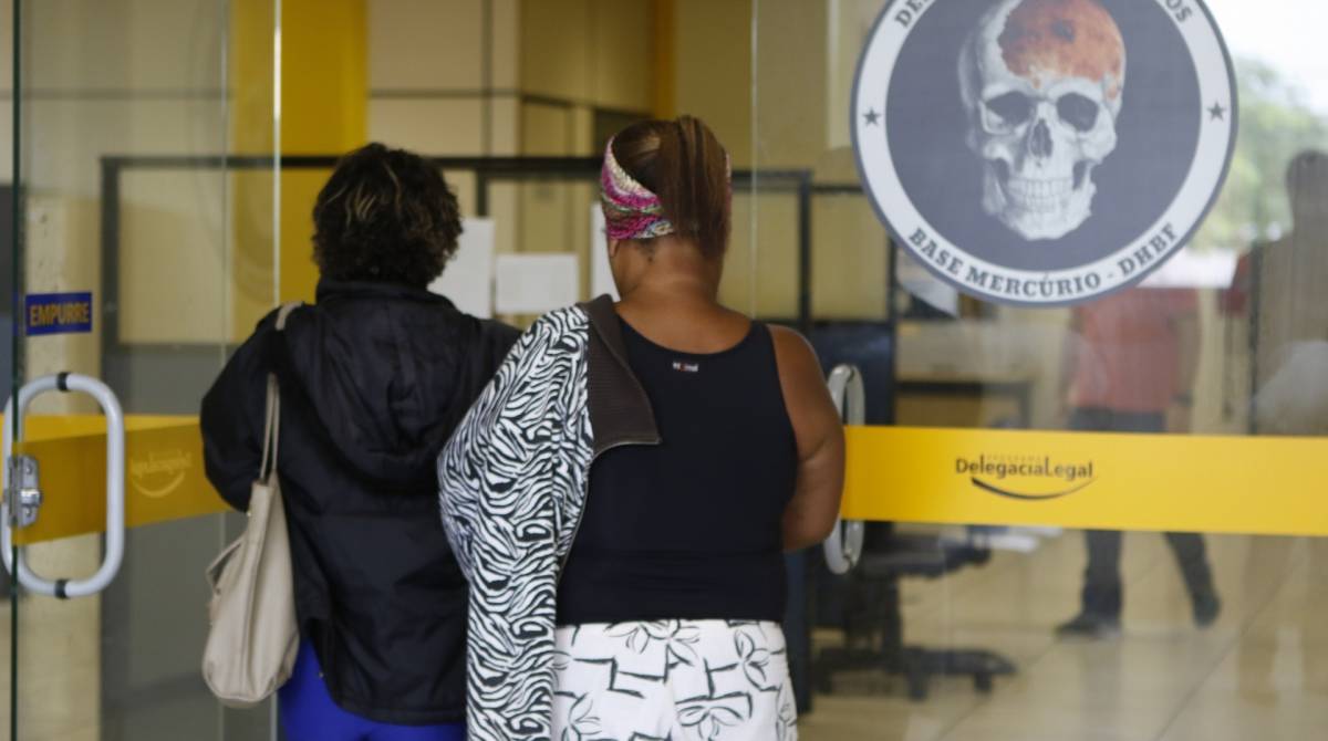 Parentes das vítimas estiveram na 52ª DP para prestar depoimento. Polícia investiga assassinatos   - Reginaldo Pimenta