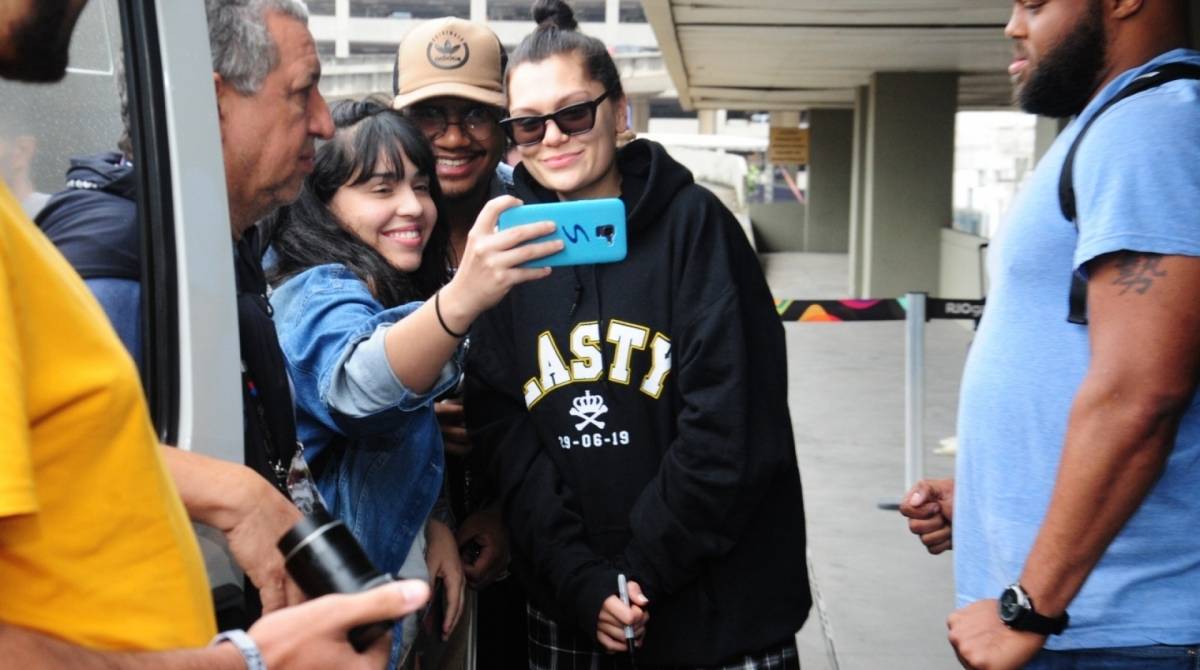 Jessie J posa com fã