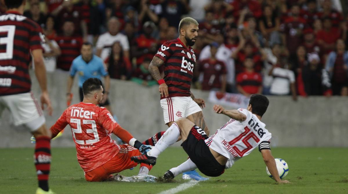 Gabigol é travado por Hernanes: bem marcado, camisa 9 passou em branco depois de 11 jogos