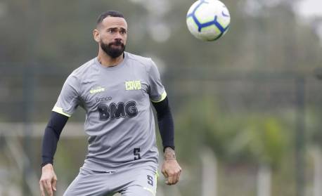 Castan diz que posicionamento sobre camisa LGBTQIA+ mudou relação com torcedores do Vasco