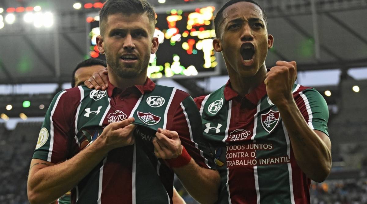Ao lado de João Pedro, Caio Henrique exibe o escudo e festeja o segundo gol do Fluzão