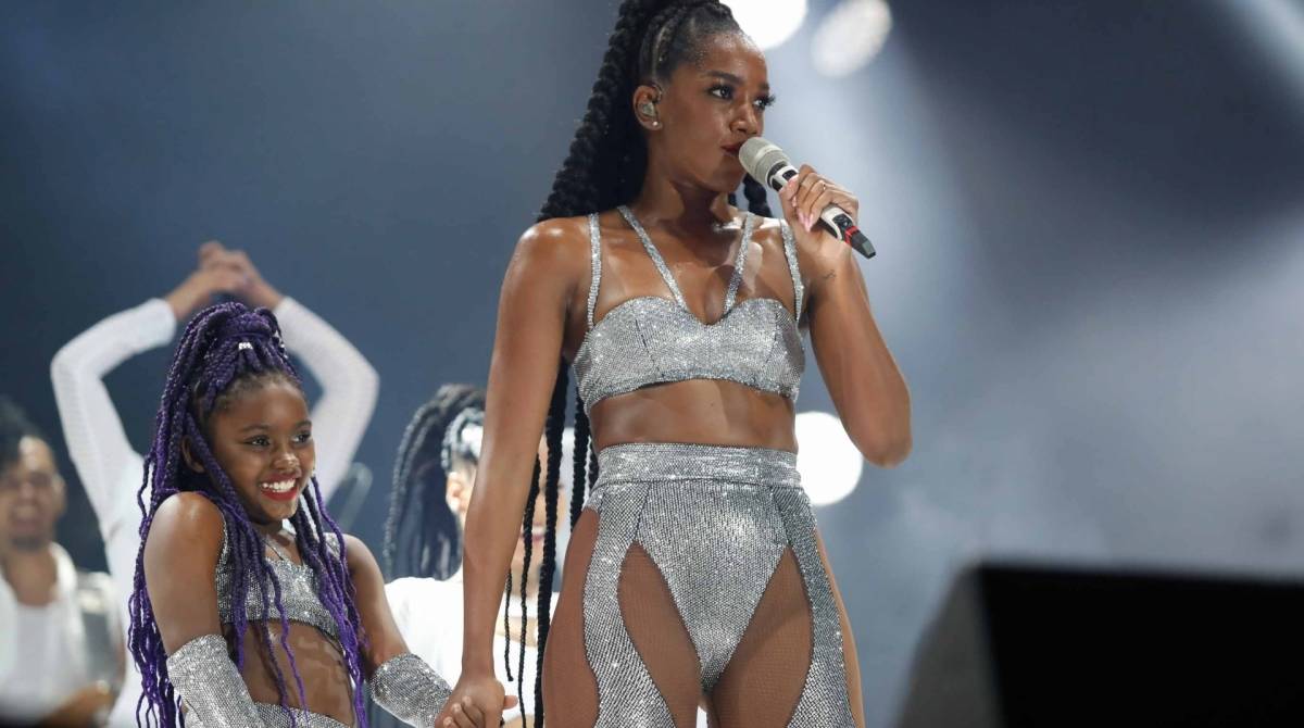 Luara cantou com Iza no palco Sunset, no domingo, e empolgou o público