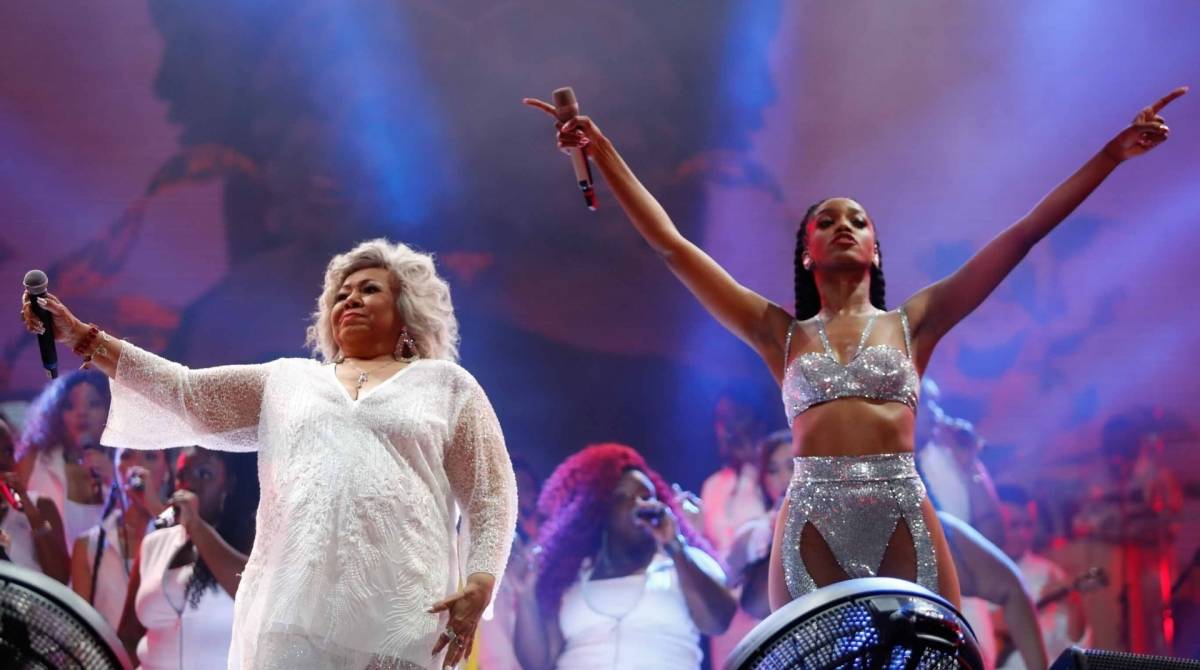De cabelos brancos, Alcione cantou vários de seus clássicos durante a apresentação da cantora Iza no Palco Sunset da Cidade do Rock. Festival volta na próxima quinta-feira - FOTOS DE Gilvan de Souza