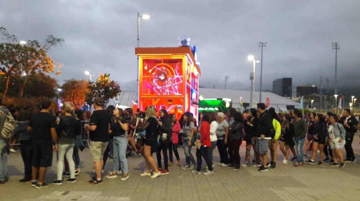 Fila para pegar brinde estava quilométrica, mas ainda assim estava andando rápido - Tábata Uchoa / Agência O Dia