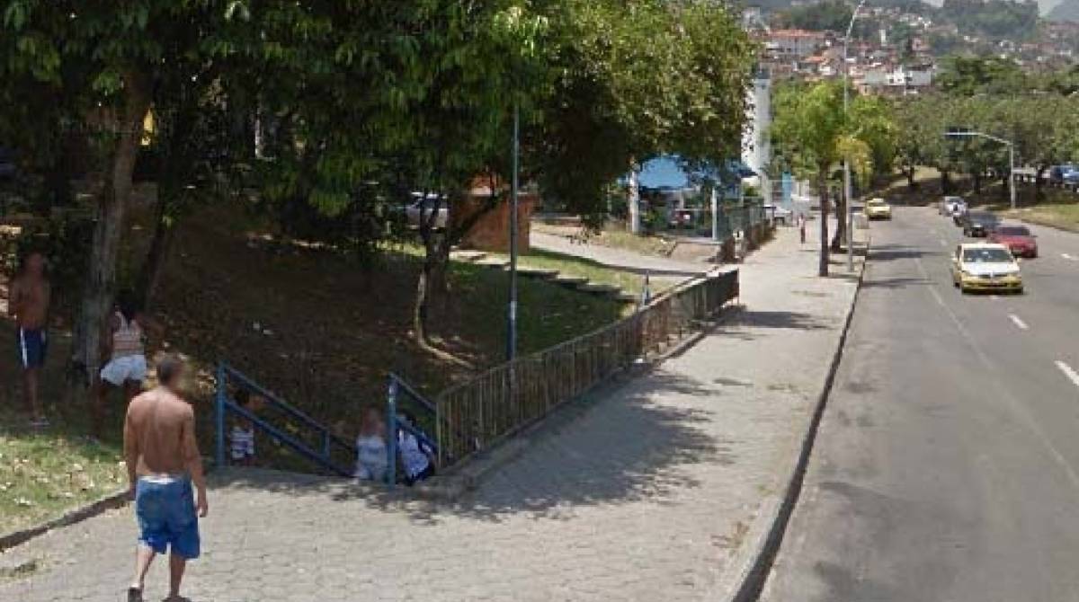 Passarela onde o idoso foi agredido