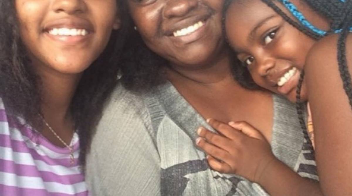 No alto, Luara e Iza durante show no Rock in Rio. Acima, a menina, a mãe e a irmã (E)