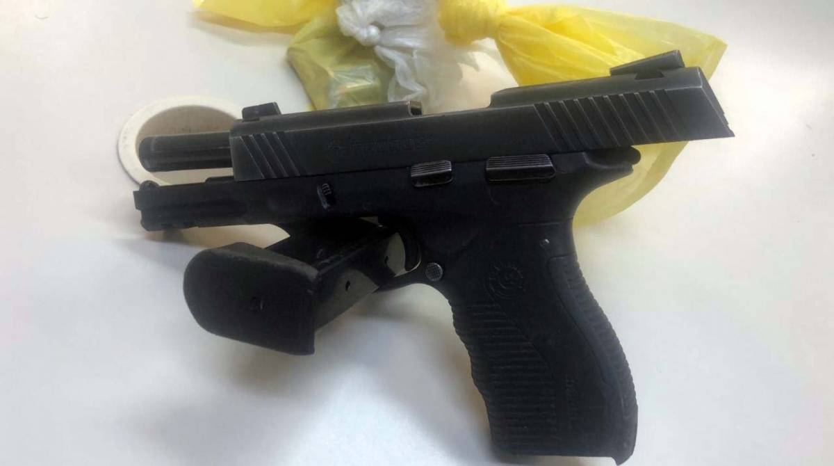 Pistola que estava com a mulher - Divulgação / Polícia Militar