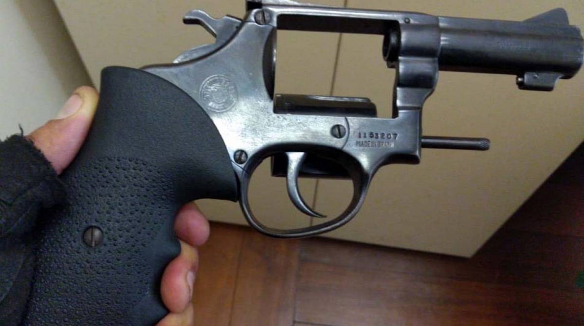 Revólver que estava com o homem