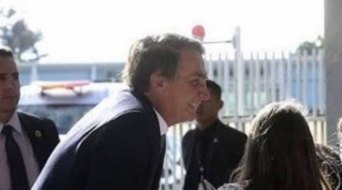 Ao ser abordado na entrada do Pal&aacute;cio da Alvorada por um militante, que afirmou ser pr&eacute;-candidato do PSL no Recife (PE), o presidente lhe disse: 'Esquece o PSL, t&aacute; OK?' - Reprodu&ccedil;&atilde;o