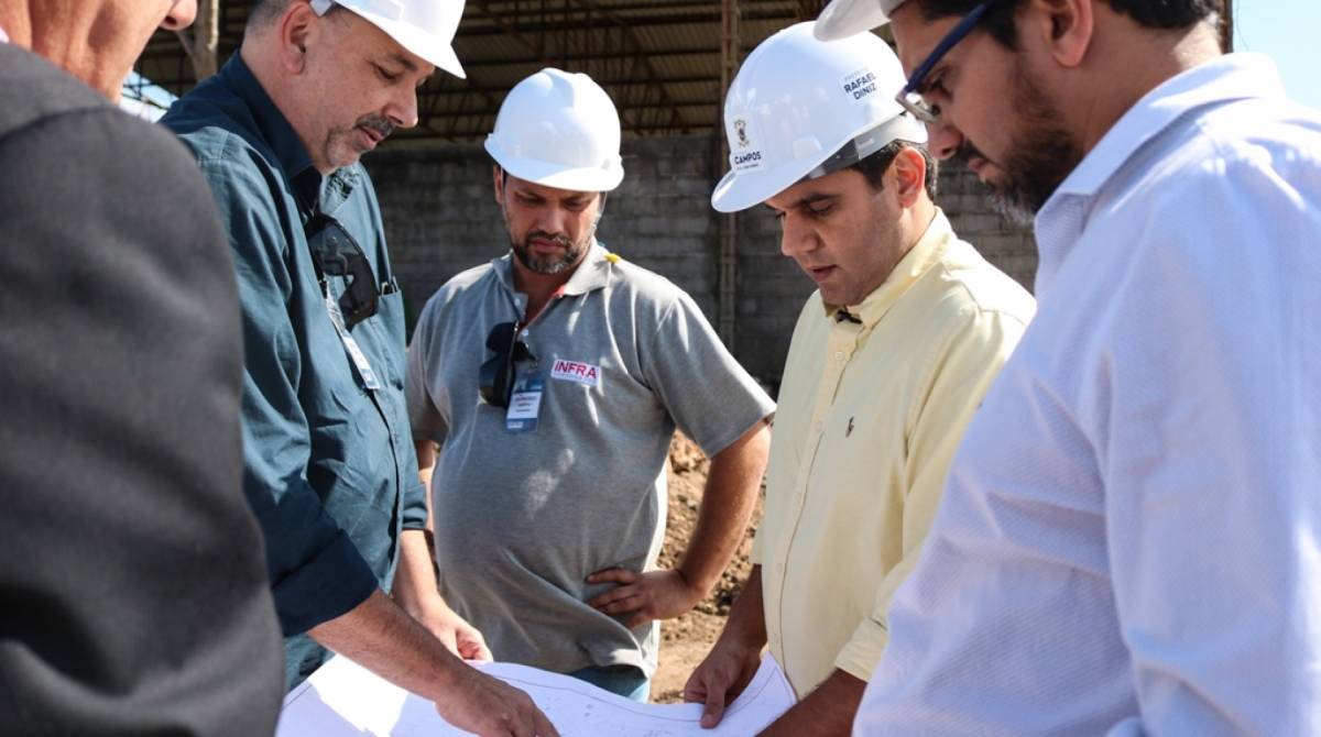 O prefeito de Campos, Rafael Diniz (de amarelo), vistoria as obras de construção de um novo terminal de passageiros no aeroporto da cidade