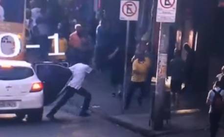 Cenas fortes! Câmeras flagram torcedores do Atlético-MG agredindo cruzeirense na rua